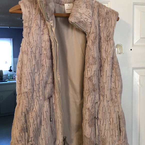 Fashionable vest - Picture 1 of 3